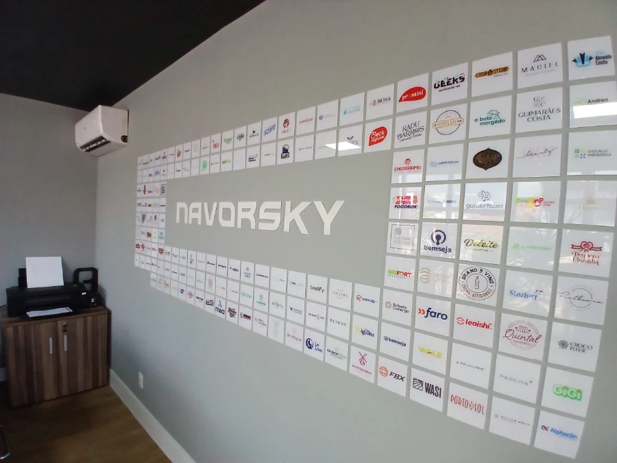 mural vibrante com referências a arte e marcas icônicas da inovação digital, no escritório da Navorsky.